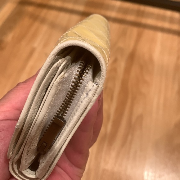 BURBERRY WOMEN’S LEATHER TRI-FOLD WALLET - Picture 11 of 12